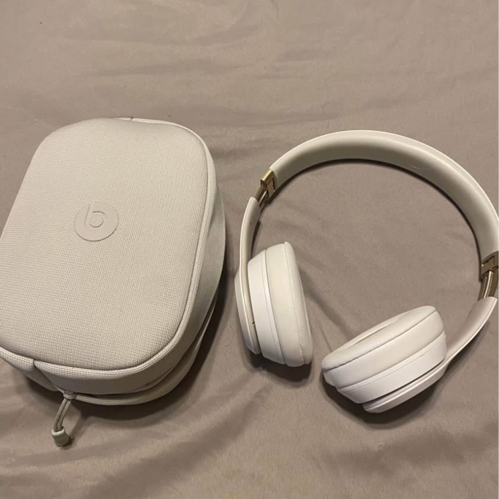 Beats White Wireless Headphones with Case